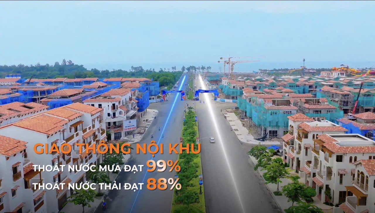 Đại lộ đôi có dải phân cách cây xanh đã hoàn thiện, nhà thấp tầng hai bên và biển phía cuối trục