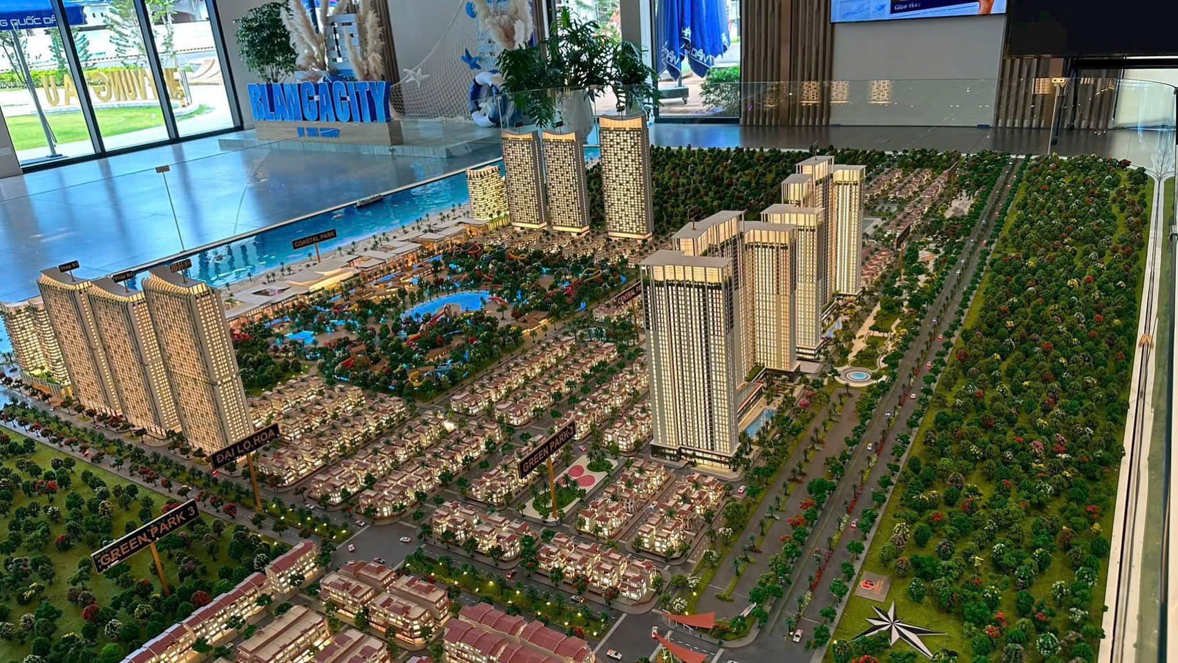 Ảnh chụp sa bàn toàn khu với tháp căn hộ, nhà thấp tầng và công viên nước