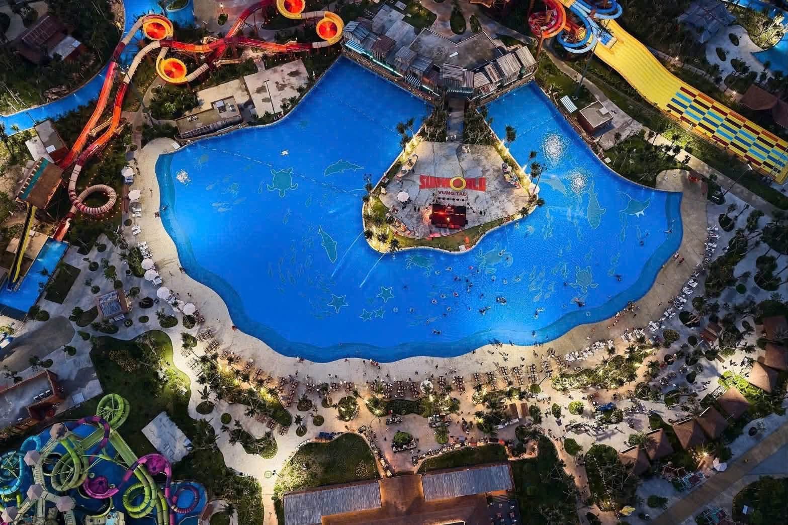 Công viên nước Sun World Vũng Tàu nhìn từ trên cao về đêm