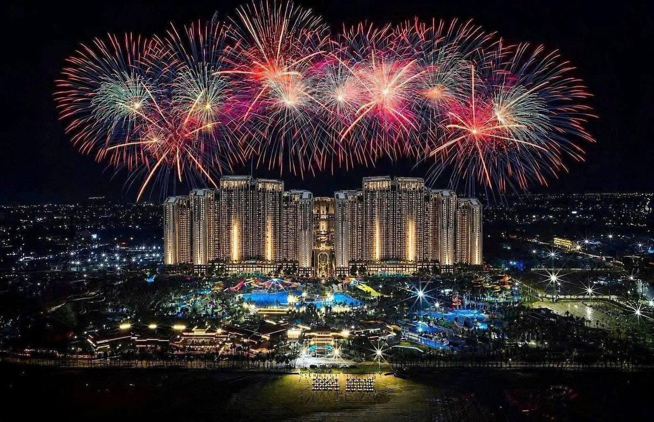 Blanca City về đêm với pháo hoa trên bầu trời