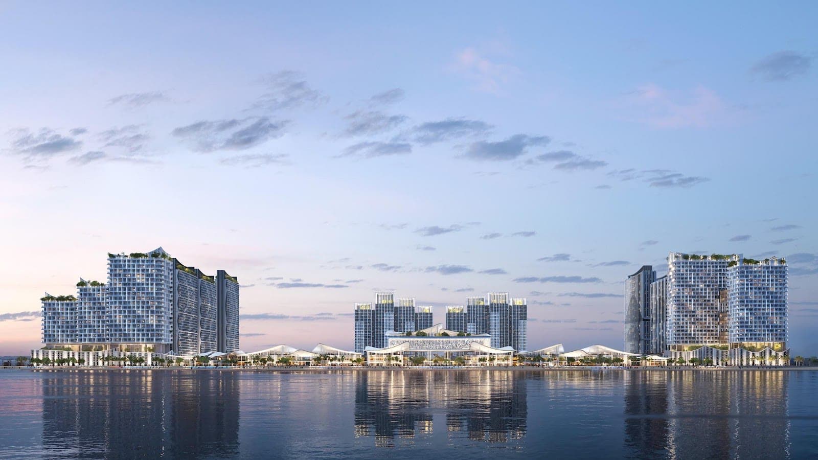 Các tháp Blanca City lúc hoàng hôn phản chiếu trên mặt biển lặng